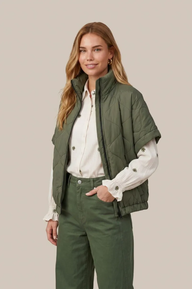 CS The Label Ondra Gilet Dark Olive, mouwloos gilet in donkerolijfkleur voor laagjes en casual outfits